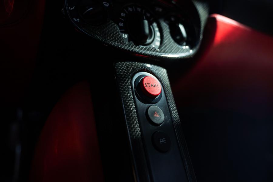 Детали интерьера Ferrari Enzo 2003 года  (фото 51 из 92)